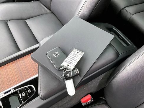 Certified 2023 Volvo XC60 B5 Plus w/ Protection Package Premier image 34