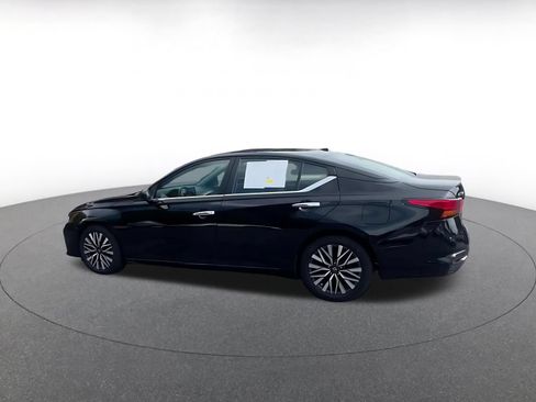 Used 2025 Nissan Altima 2.5 SV FWD image 9