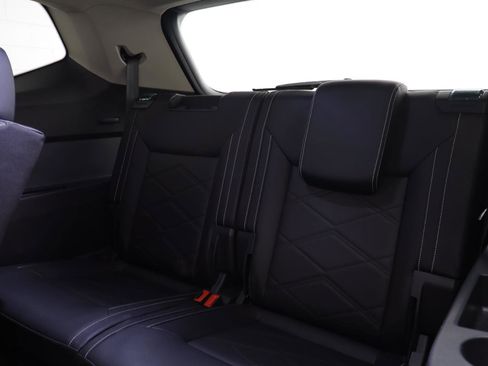 Used 2025 Volkswagen Atlas SE w/ Black Wheel Package image 13