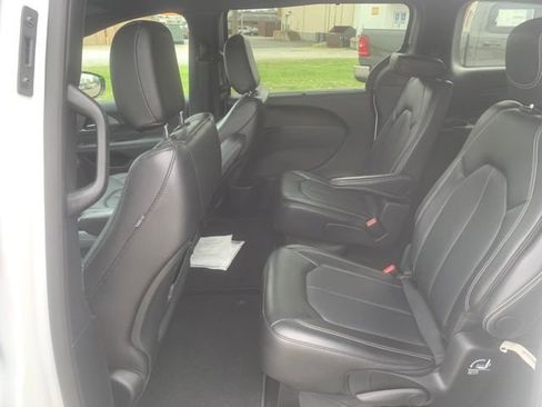 Used 2025 Chrysler Pacifica Select FWD image 23