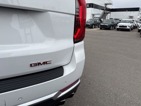 Used 2025 GMC Yukon Denali w/ Denali Reserve Package image 38