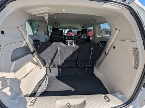 Used 2024 Chrysler Pacifica Touring-L image 11