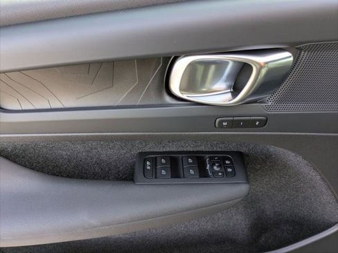 Used 2023 Volvo XC40 Recharge Plus image 11