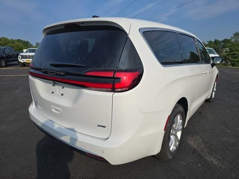 New 2027 Chrysler Pacifica Select AWD/4WD image 7