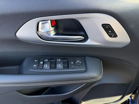 Used 2025 Chrysler Pacifica Limited FWD image 32