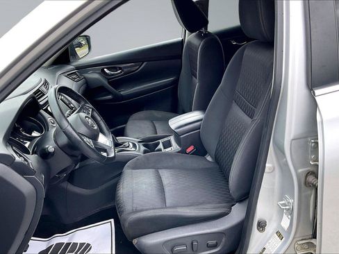 Used 2020 Nissan Rogue SV FWD image 25