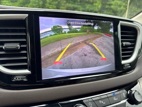 Used 2021 Chrysler Pacifica Touring-L FWD image 17