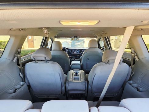 Used 2020 Kia Sedona LX image 39