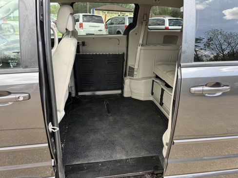 Used 2016 Dodge Grand Caravan SXT FWD image 23