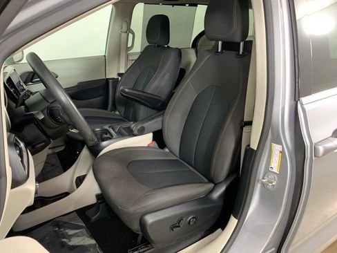 Used 2020 Chrysler Pacifica Touring w/ Advanced Safetytec Group FWD image 27