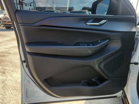 Used 2023 Jeep Grand Cherokee L Laredo RWD image 18
