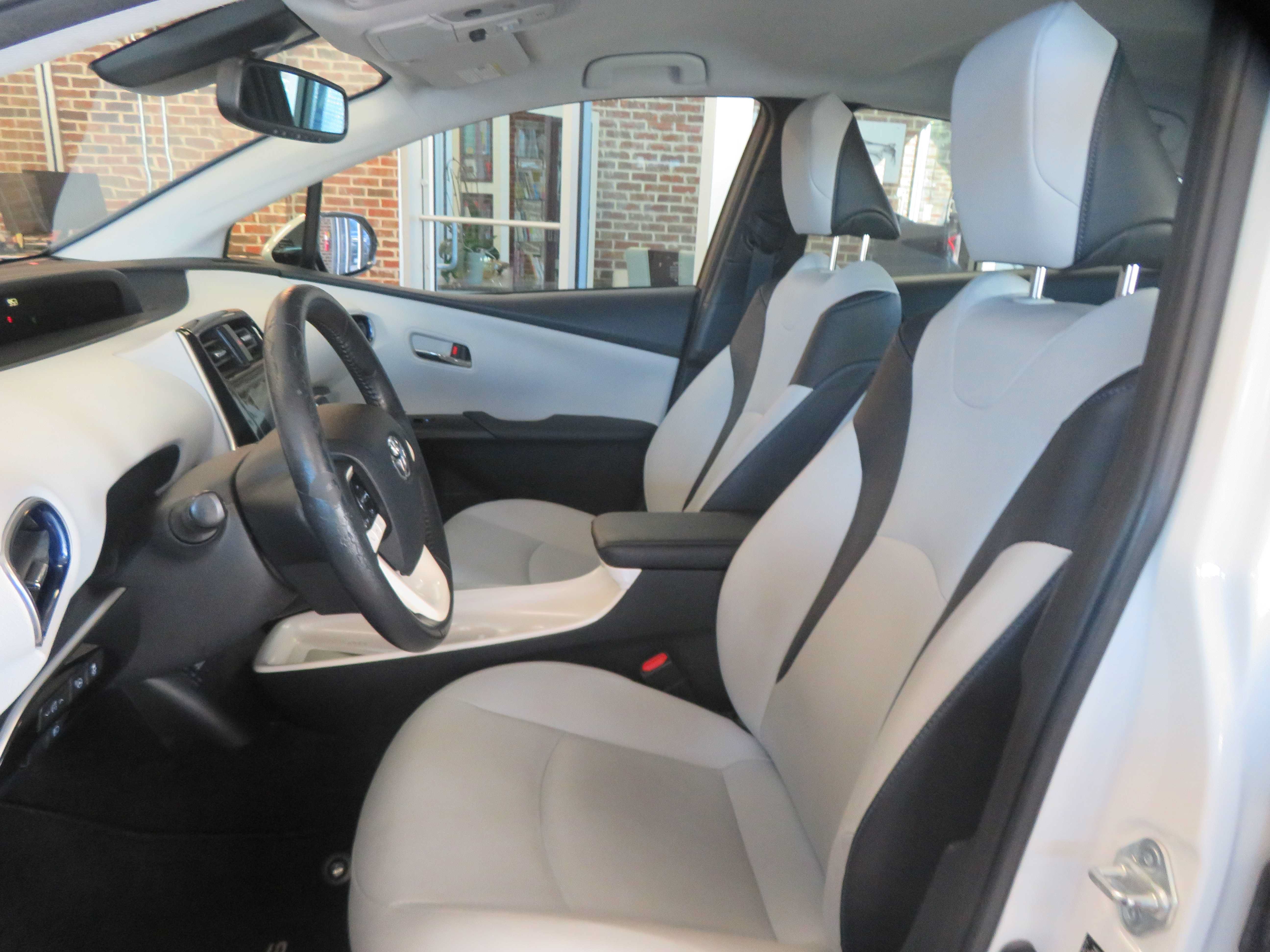 Used 2017 Toyota Prius Four Touring w/ Appearance Package FWD image 15