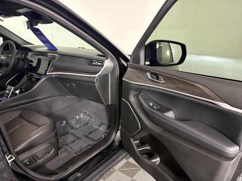 Used 2026 Jeep Grand Cherokee Limited w/ Limited Altitude Package AWD/4WD image 36