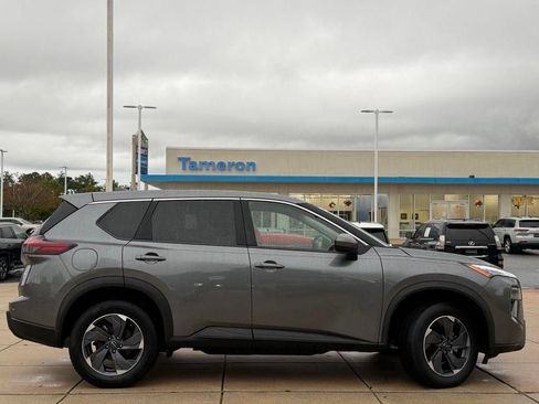 Used 2025 Nissan Rogue SV FWD image 4