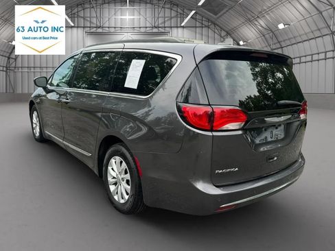 Used 2017 Chrysler Pacifica Touring-L FWD image 3