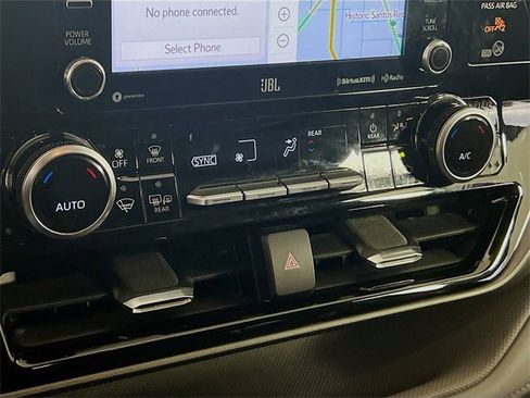 Used 2021 Toyota Highlander Limited image 11