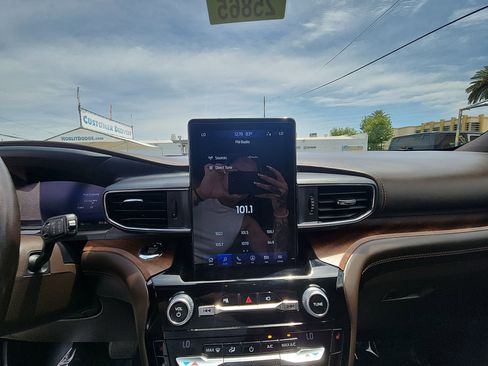Used 2021 Ford Explorer King Ranch w/ Premium Technology Package RWD image 12