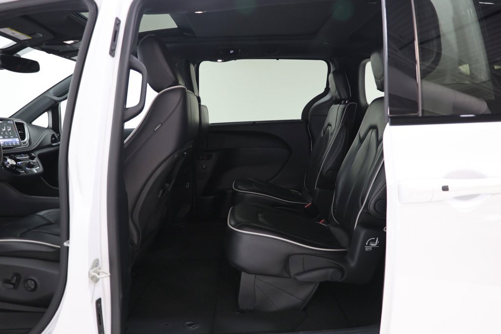 Used 2025 Chrysler Pacifica Limited FWD image 30