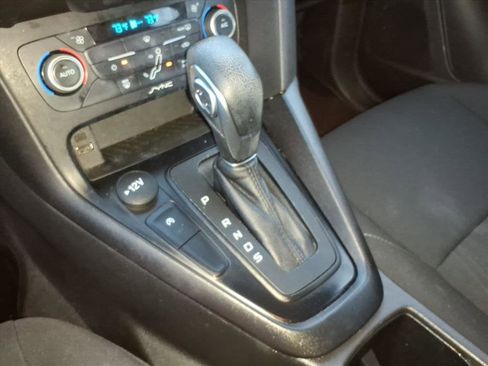 Used 2018 Ford Focus SE w/ SE Appearance Package image 18