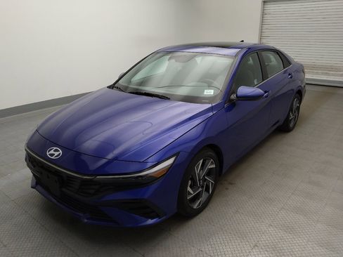 Used 2025 Hyundai Elantra SEL FWD image 2