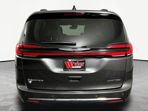 Used 2023 Chrysler Pacifica Limited FWD image 5