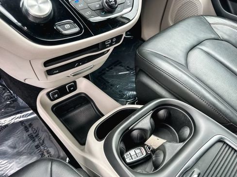Used 2020 Chrysler Pacifica Touring-L Plus w/ Advanced Safetytec Group FWD image 19