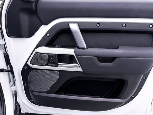 Used 2023 Land Rover Defender 110 X-Dynamic SE image 40