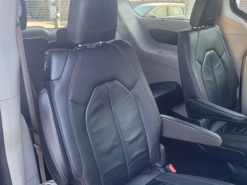 Used 2017 Chrysler Pacifica Touring-L w/ Tire & Wheel Group image 31