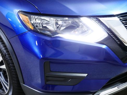 Used 2019 Nissan Rogue SV w/ Premium Package AWD/4WD image 16