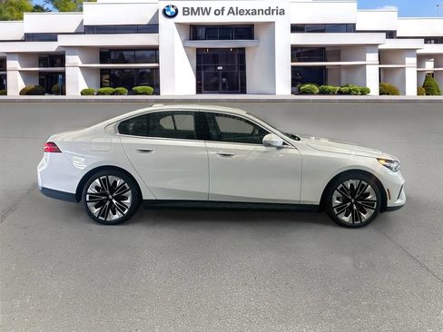 Used 2024 BMW 530i xDrive w/ Premium Package AWD/4WD image 4