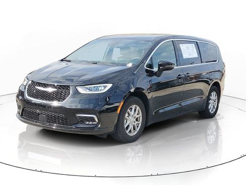 Used 2025 Chrysler Pacifica Select FWD image 2