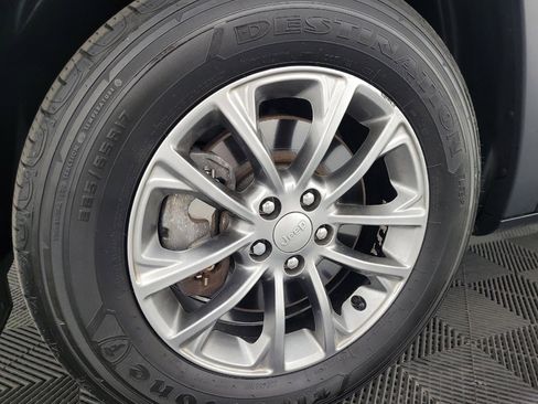 Used 2019 Jeep Cherokee Latitude Plus w/ Cold Weather Group AWD/4WD image 31