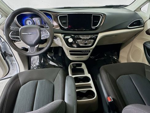 Used 2024 Chrysler Voyager LX image 17