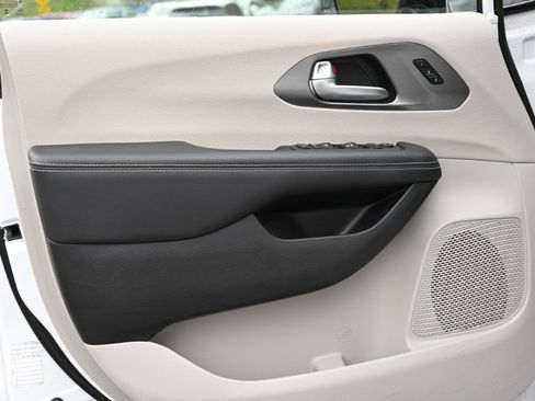 Used 2024 Chrysler Pacifica Touring-L FWD image 22