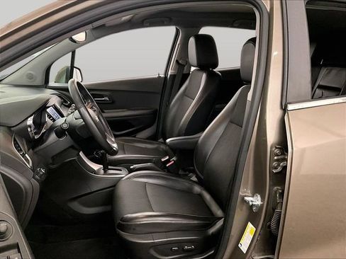 Used 2020 Chevrolet Trax LT w/ LT Convenience Package AWD/4WD image 24
