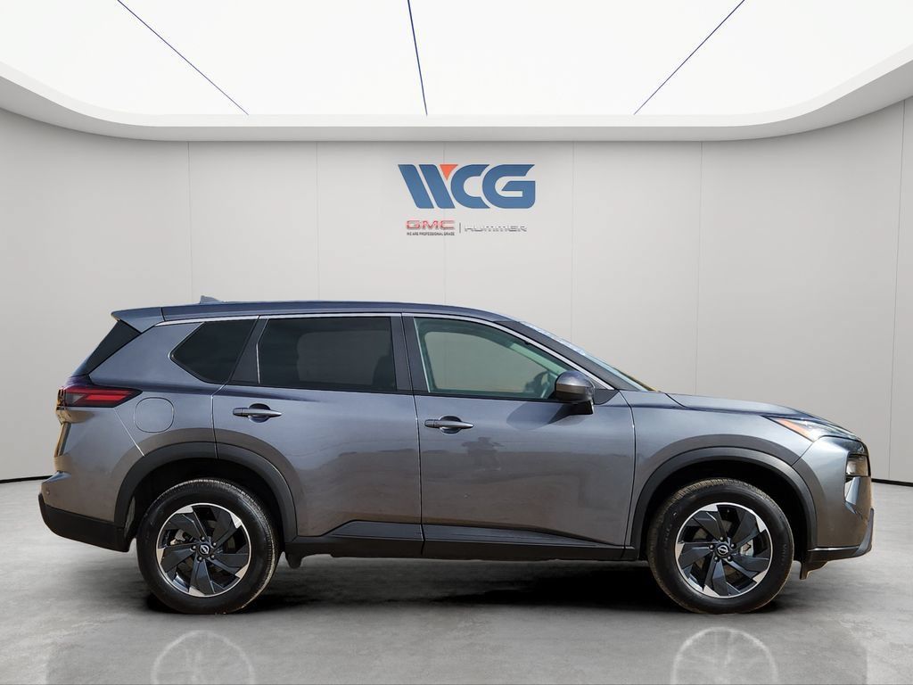Used 2025 Nissan Rogue SV AWD/4WD image 2