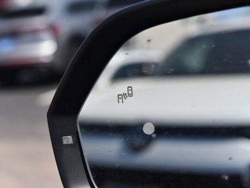 Used 2025 Volkswagen Atlas Cross Sport SE FWD image 10