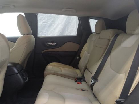 Used 2016 Jeep Cherokee Sport image 18