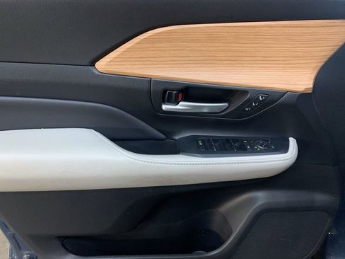 Used 2024 Toyota Grand Highlander Limited image 11