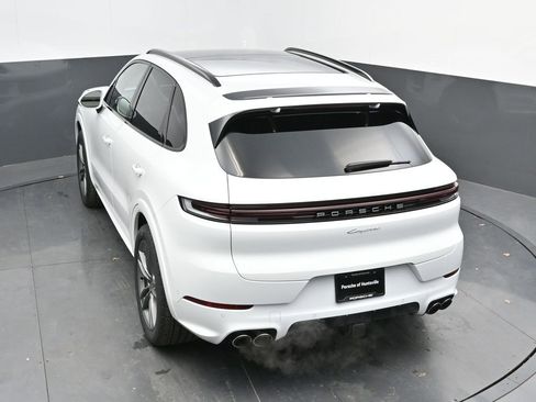 Certified 2025 Porsche Cayenne AWD/4WD image 32
