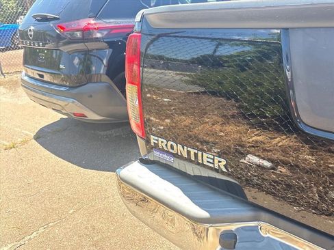 Used 2018 Nissan Frontier SV AWD/4WD image 11