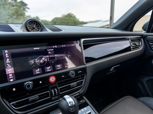 Certified 2025 Porsche Macan image 35