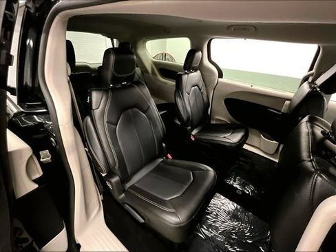 Used 2023 Chrysler Pacifica Touring-L FWD image 25