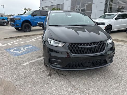 New 2026 Chrysler Pacifica Limited w/ S Appearance Package image 9