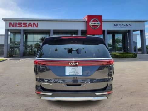 Used 2024 Kia Carnival LX FWD image 3