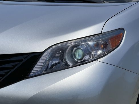 Used 2012 Toyota Sienna XLE FWD image 7