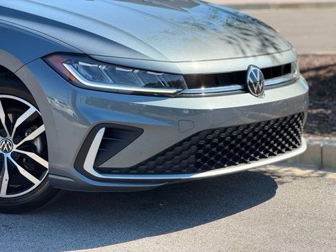 Used 2025 Volkswagen Jetta SE FWD image 3