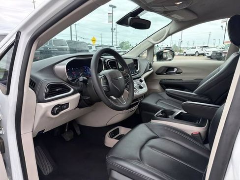 Used 2024 Chrysler Pacifica Limited FWD image 22
