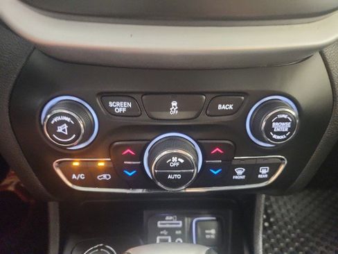 Used 2018 Jeep Cherokee Latitude Plus w/ Comfort/Convenience Group image 17