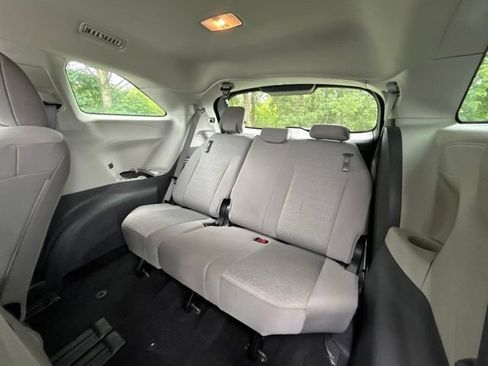 Used 2023 Toyota Sienna LE FWD image 22